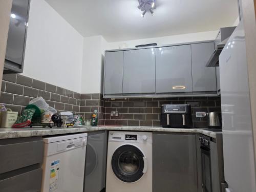 Luxury 2 Bedroom City Centre Apartment Up to 6 close to Utilita 1000Mbps SuperFast Internet, Birmingham (photo 10)