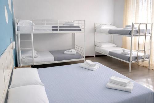1 double bed, 2 bunk beds