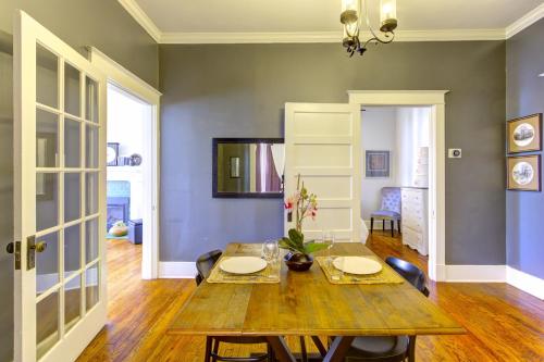 Elegant Colonial With Lovely Details And Character - 曼非斯