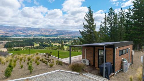Modern studio overlooking Alexandra, Central Otago in Alexandra