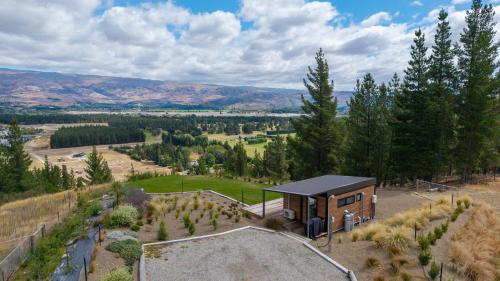 Modern studio overlooking Alexandra, Central Otago in Alexandra