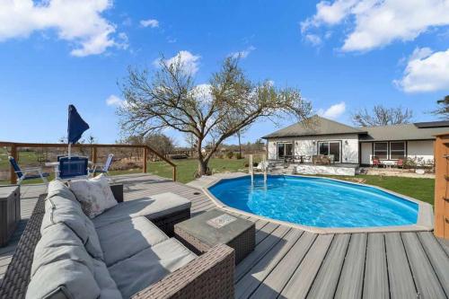 4BR Retreat Deck Lounge Pool & Pickleball Court in Buda (Texas)