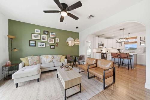 4BR Retreat Deck Lounge Pool & Pickleball Court in Buda (Texas)
