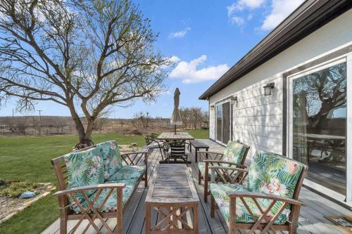 4BR Retreat Deck Lounge Pool & Pickleball Court in Buda (Texas)