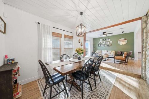 4BR Retreat Deck Lounge Pool & Pickleball Court in Buda (Texas)