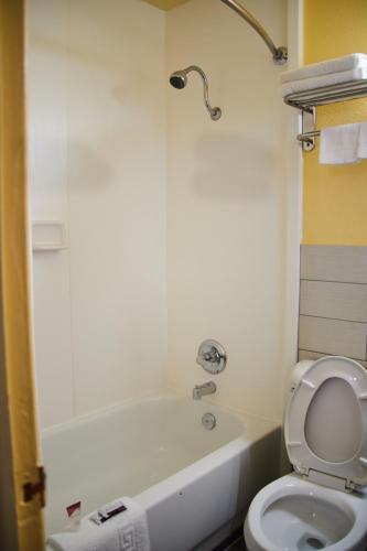 Budget Inn - Perrysburg - image 20