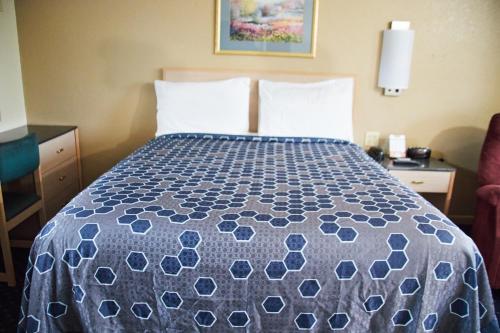 Budget Inn - Perrysburg - image 19