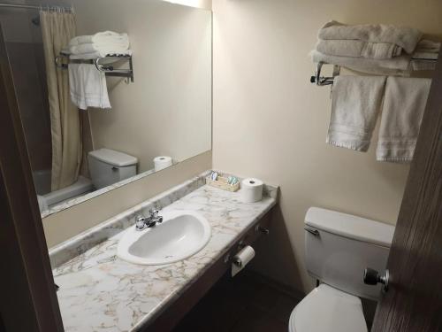 Cataline Motor Inn in Lily Lake (BC)
