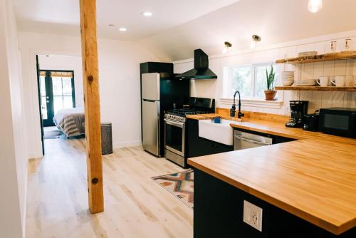 Sierra Cider's Yosemite Orchard Barn Loft in Bootjack (CA)