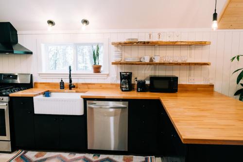 Sierra Cider's Yosemite Orchard Barn Loft in Bootjack (CA)