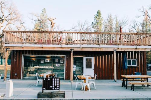 Sierra Cider's Yosemite Orchard Barn Loft in Bootjack (CA)