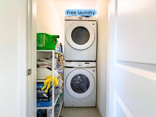 Cozy room in Smart Home with Private Bath near Wonderland, central Richmond Hill, home made Breakfas in Richmond Hill