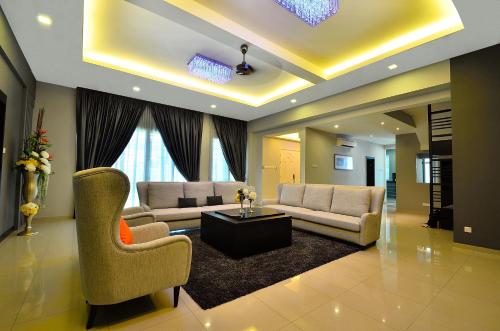 LUXURY SERVICE VILLA - VIOLET VILLA in Teluk Bahang