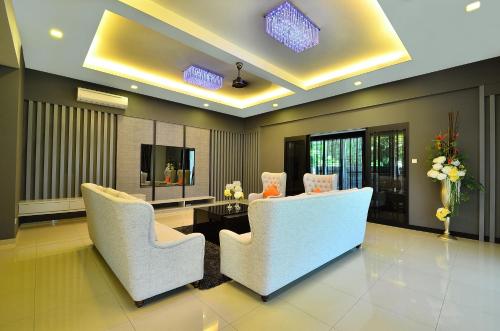 LUXURY SERVICE VILLA - VIOLET VILLA in Teluk Bahang