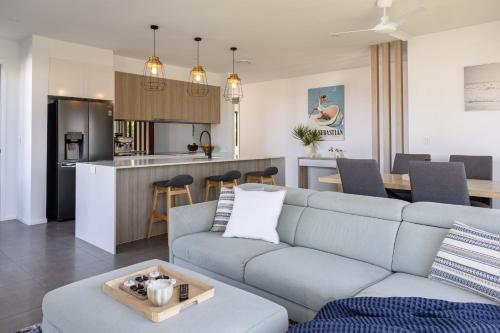 Marina-Side Living, Walk to Cafes, Parks & Water - Kids love the Pool – khách sạn tại Bãi Biển Vàng và Pelican Waters