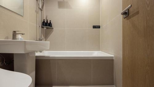 room detail thumbnail 2