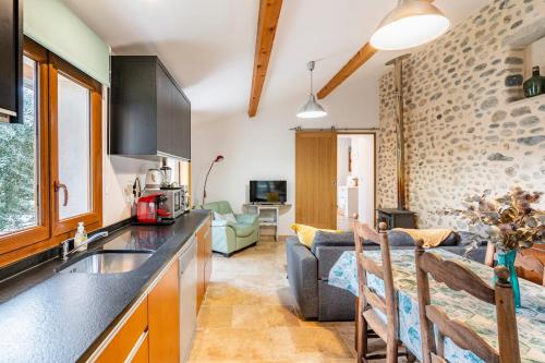 Charmante maison en pierre avec jardin gîte à louer Ganagobie