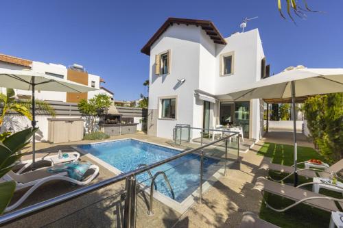 Stylish 3BR Villa Private Pool Garden Near Beach – khách sạn tại Paralimni