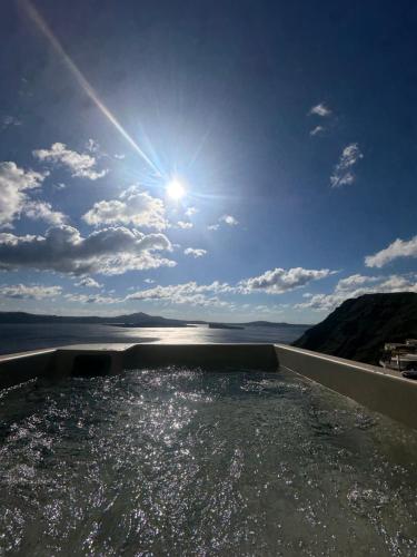 Kamarí Real Living, with Caldera views and Jacuzzi (Kamari Real Living, with Caldera views and Jacuzzi) in Thirasia
