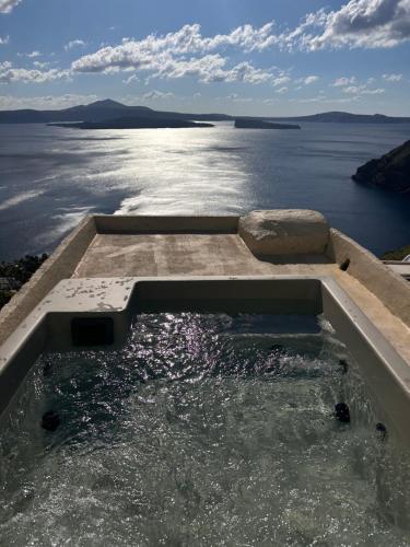 Kamarí Real Living, with Caldera views and Jacuzzi (Kamari Real Living, with Caldera views and Jacuzzi) in Thirasia