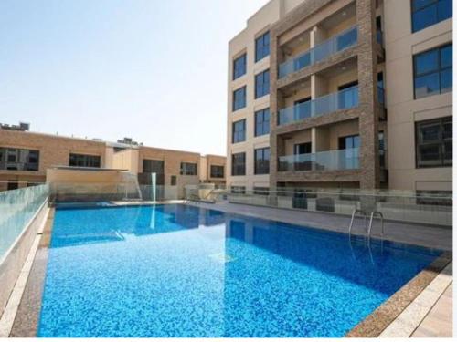 Luxurious 2BR+Maid's Eleganz Apt - image 3