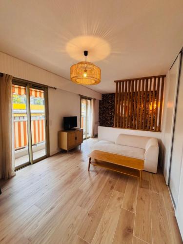 New - Golden Square - large one-bedroom - air-conditioning - parking