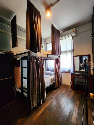 เตียงสองชั้นในห้องพักรวมหญิง  (Bunk Bed in Female Dormitory Room  )