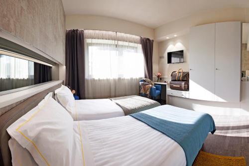3 twin beds