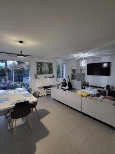 Koplietošanas atpūtas telpa ar TV, Villa proche mer in Sauvian
