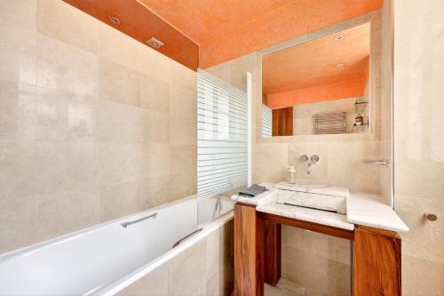 Quartier Arc de Triomphe 2 Bedroom Apartment with Netflix - image 3