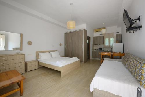 1 double bed, 2 twin beds