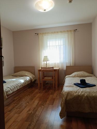 2 twin beds