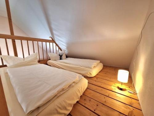 1 queen bed, 1 sofa bed, 2 futon beds