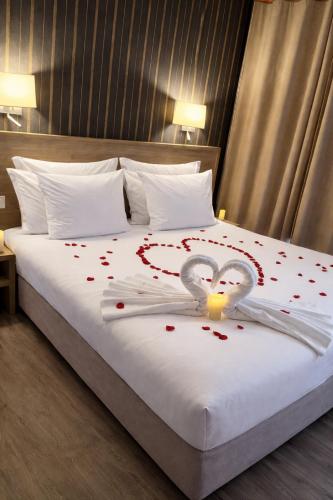 1 king bed, 1 sofa bed