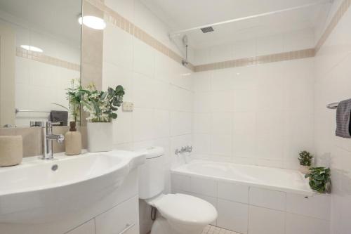 Woolloomooloo NSW - 3 Bedroom Apartment with 1 Parking Space - image 9