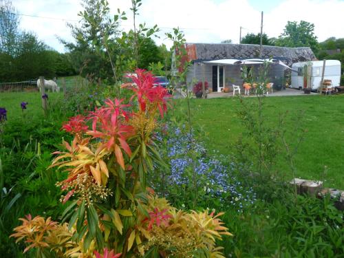 Charmant petit chalet en bois et caravane au calme gîte à louer La Meurdraquière