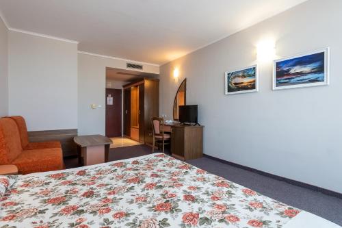 Chambre double avec 1 ou 2 lits, vue sur la piscine