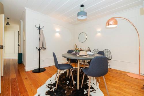 Stylish 2BD Apartment in Chiado - image 5