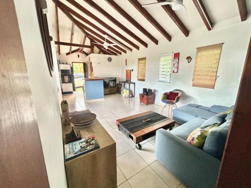 Peaceful and quiet accommodation with sea views – khách sạn tại Capesterre-Belle-Eau