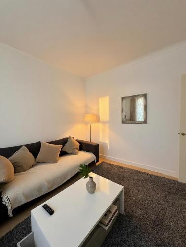 Cozy, bright house with terrace & free parking 2 rooms in Savigny-sur-Clairis