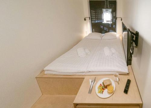 Chambre double, petite, salle de bain partagée