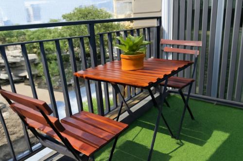 Luxe 2BR/2BA Trapezo S16 | Walk to MRT QSNCC - image 7