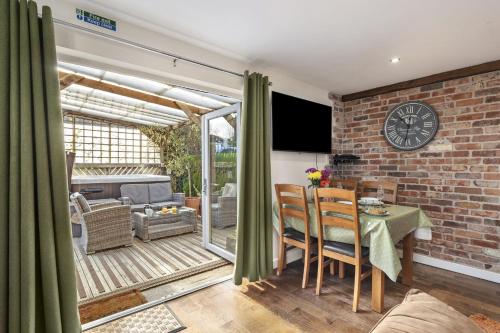 Viesnīcas āriene, Ffynnonlwyd Cottage - rural holiday cottage with hot tub in Llangynin