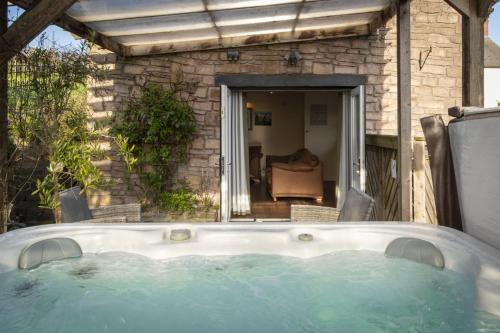 Viesnīcas āriene, Ffynnonlwyd Cottage - rural holiday cottage with hot tub in Llangynin