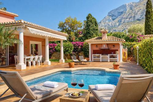 Villa Cuatro Soles en Denia, con piscina privada, jardín y terraza con barbacoa by Family Homes rentals