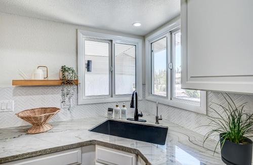 Mulberry Residence Scottsdale Home with Heated Pool Sleeps 15 Pet Friendly - image 2