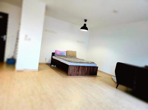 Bright Studio with Balcony, Tram 17, Gaillard, Geneva in Gaillard