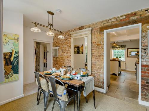Iekārtas, 2 Bed in York oc-78054 in Normanbija