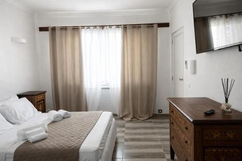 1 queen bed, 2 twin beds