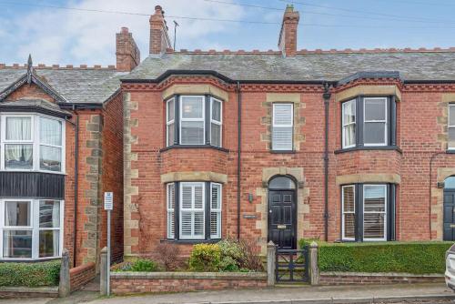 Beautiful Redbrick Home in Ruthin Centre & Parking in 魯思因